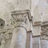 ...accoglie delle colonne dalle decorazioni raffinatissime, con figure umane e vegetali che adornano i tanti capitelli